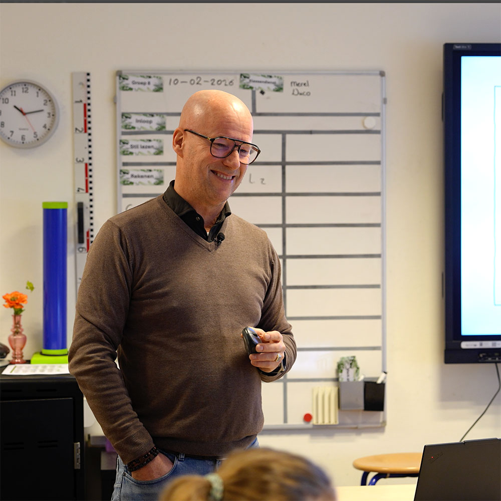 Fred Sprenger tijdens een gastles over verkeersveiligheid
