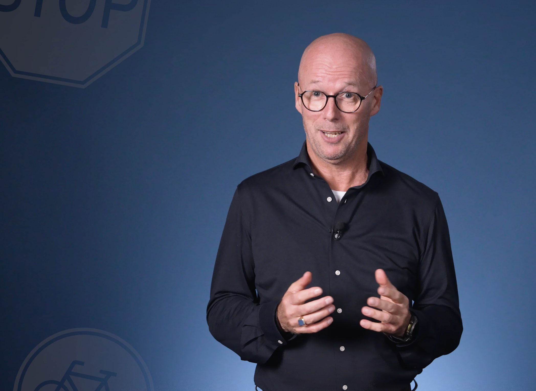 Fred Sprenger geeft een gastles over verkeersveiligheid in een klas